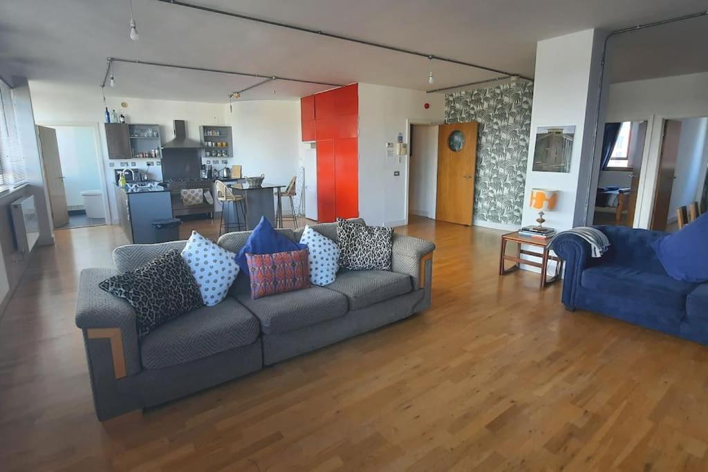 Trendy, Urban Open Plan Apartment Bristol Eksteriør bilde